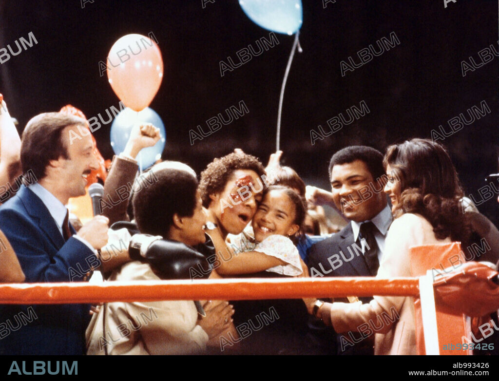 LEON ISAAC KENNEDY and MUHAMMAD ALI in BODY AND SOUL, 1981, directed by  GEORGE BOWERS. Copyright CANNON FILMS. - Album alb993426