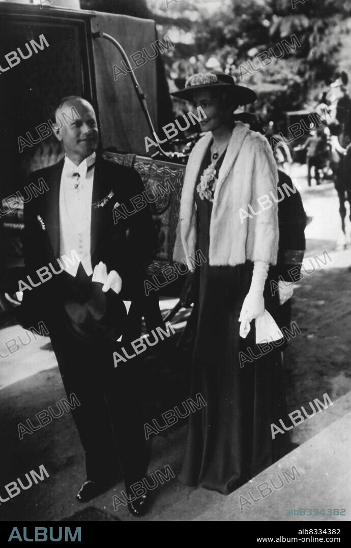 U.B. shows the new German ambassador in Tokyo, Major General Ott with his Gattix Shortly before. ride after daiserlicha palace, where he handed over his write Authentication. May 20, 1938. (Photo by Atlantic-Photo).