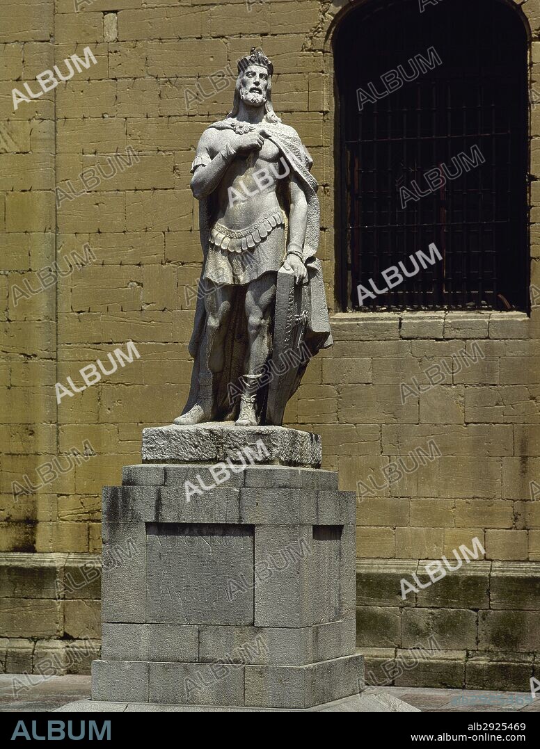 Alfonso II of Asturias (Oviedo, 759-Oviedo, 842), byname Alfonso the Chaste. King of Asturias during two periods: first in 783 and later from 791 to 842. Statue dated in 1942 by the Spanish sculptor Victor Hervia (1885-1957), located next to the portico of the cathedral. Oviedo. Asturias. Spain.