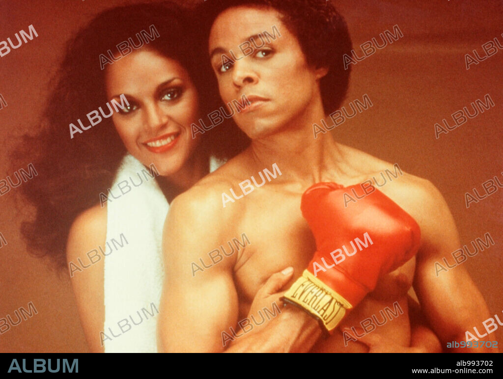 JAYNE KENNEDY y LEON ISAAC KENNEDY en CUERPO Y ALMA, 1981 (BODY AND SOUL),  dirigida por GEORGE BOWERS. Copyright CANNON FILMS. - Album alb993702