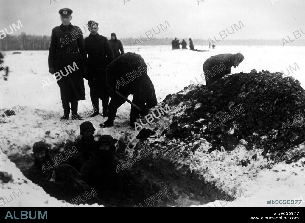 German soldiers building earth bunkers near Saurmino. Photo: Kraayvanger. [automated translation].