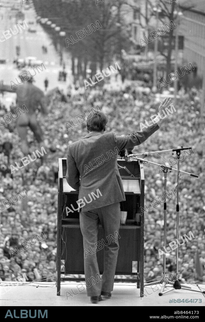 Göteborg 1977-05-01 -. Olof Palme talar på Första maj på - Götaplatsen *** Local Caption *** . BROR AUGUSTSSON.