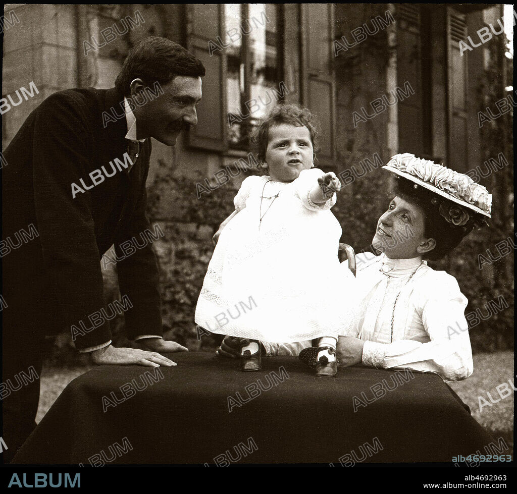 Jeunes parents avec un bebe qui montre du doigt. 5 septembre 1905