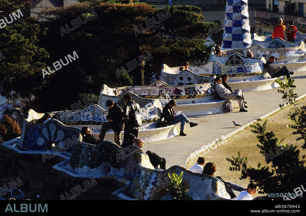 Parc Güell (Gaudí) ; place avec des gens.