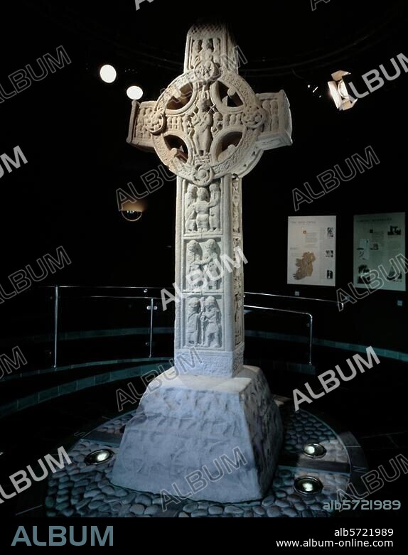 Clonmacnoise (Prov. Leinster, County Offaly, Ireland), Clonmacnoise Abbey. Cross of the Scriptures, also Flann's Cross (beg. of C10th, sandstone, height 4 m; replaced by a copy at the original site). Photo, undat.