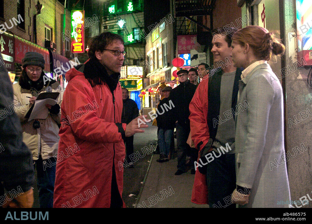 KIRSTEN DUNST, SAM RAIMI and TOBEY MAGUIRE in SPIDER-MAN 2, 2004, directed by SAM RAIMI. Copyright COLUMBIA PICTURES/MARVEL ENTERTAINMENT / MOSELEY, MELISSA.