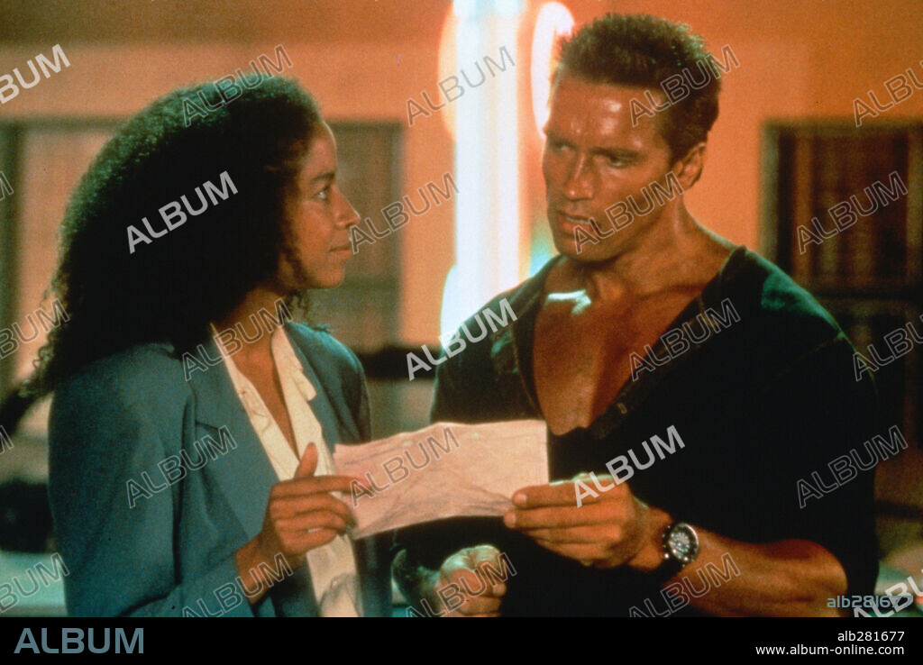 ARNOLD SCHWARZENEGGER and RAE DAWN CHONG in COMMANDO, 1985, directed by MARK L. LESTER. Copyright 20TH CENTURY FOX / BROOM, BRUCE.