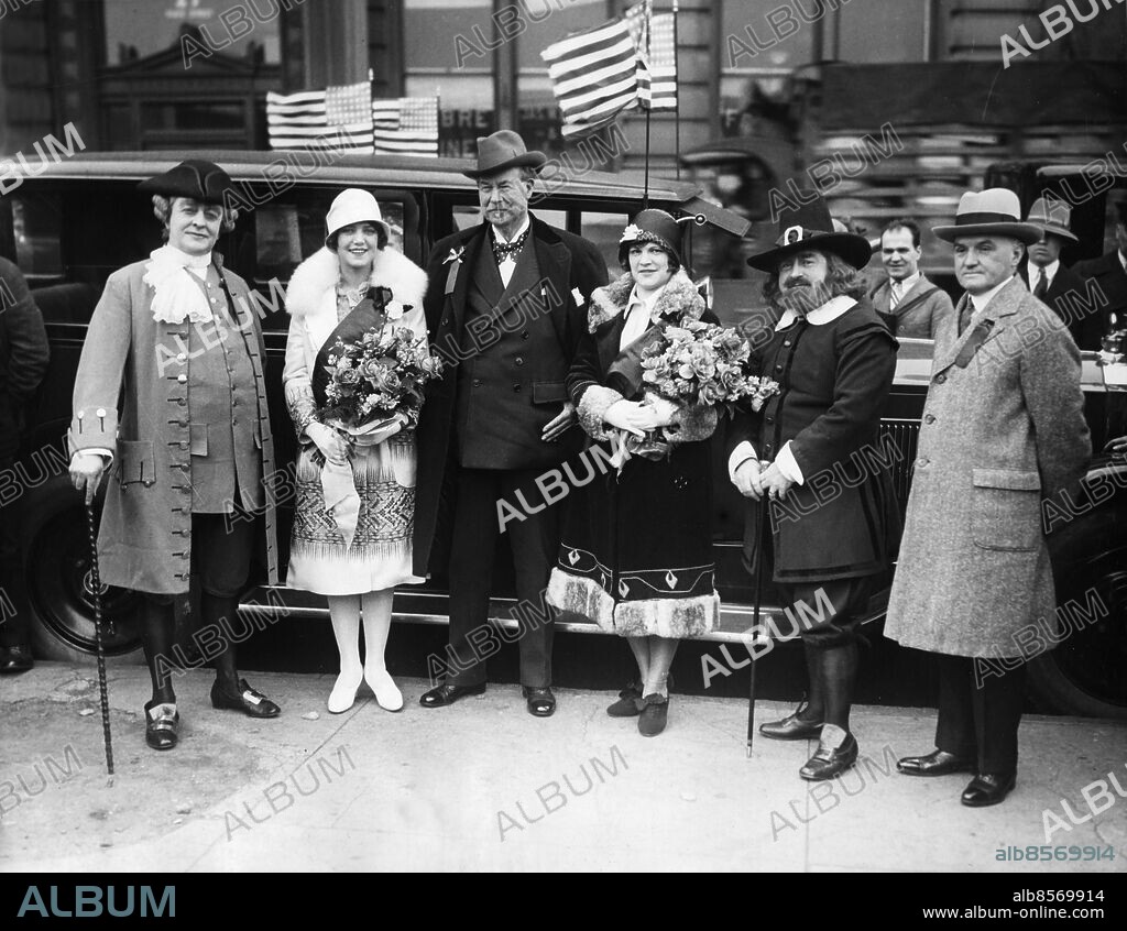 Orig. bildtext... BROADWAY ASSOCIATION MAKES ANNUAL INSPECTION TOUR. New  York. The members of the Broadway Association lead by Miss Irene French,  who was designated Miss B - Album alb8569914