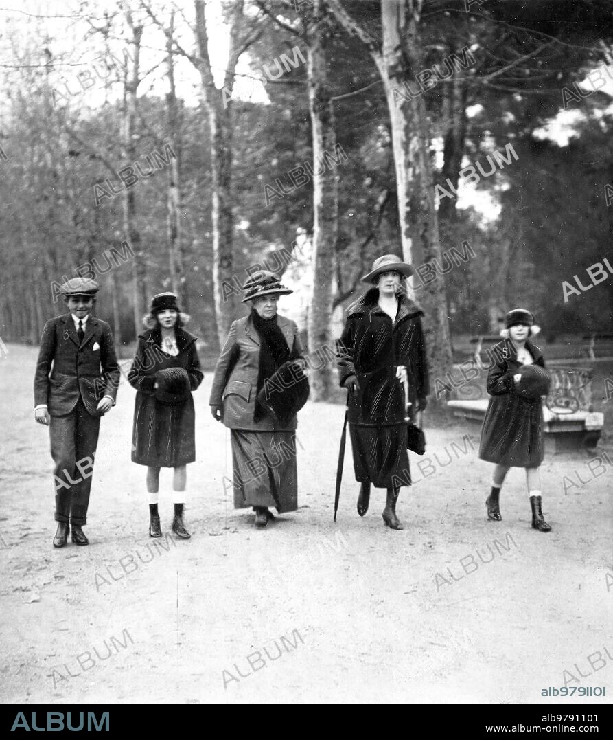 S.M. la Reina doña Victoria (1) con su madre la Princesa Beatriz de  Battenberg... - Album alb9791101