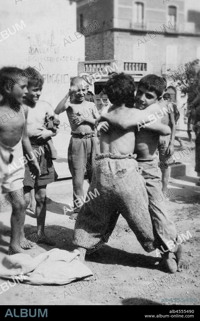 Italy, Basilicata, lavello, fighting games between children on the street, 1930.