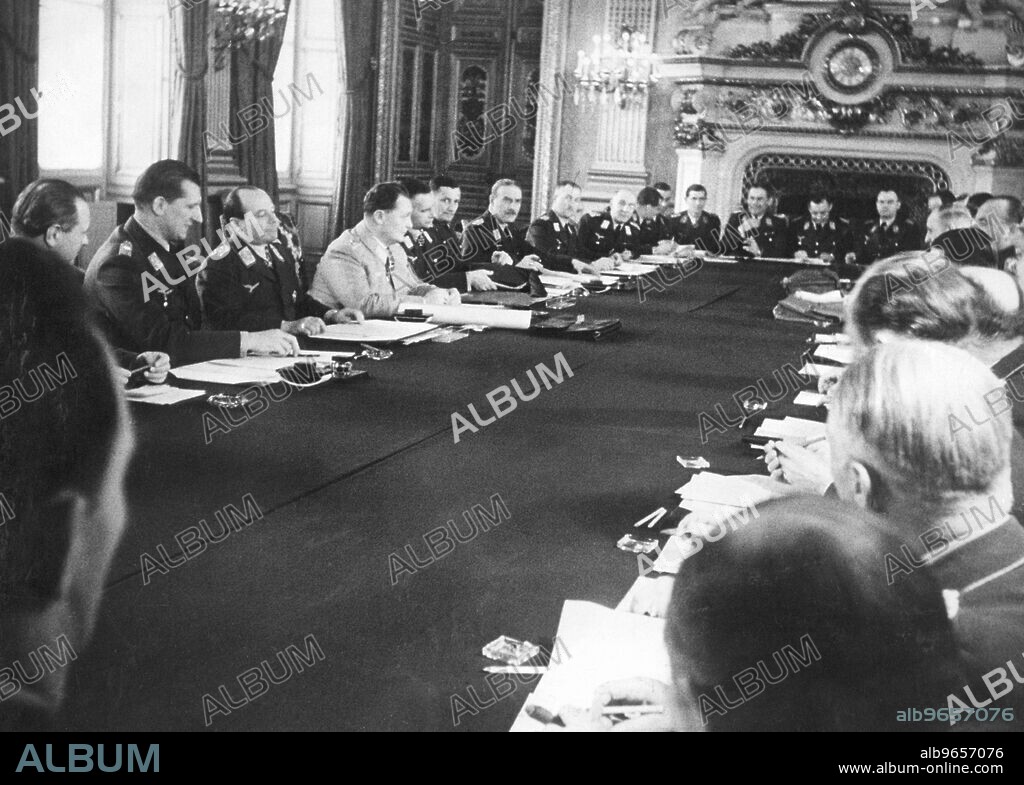 Hermann Göring (in white) in a meeting with Luftwaffe commanders. To his left, General Luftzeugmeister Ernst Udet; to his right, Hans Jeschonnek. Photo: Eitel Lange. [automated translation].