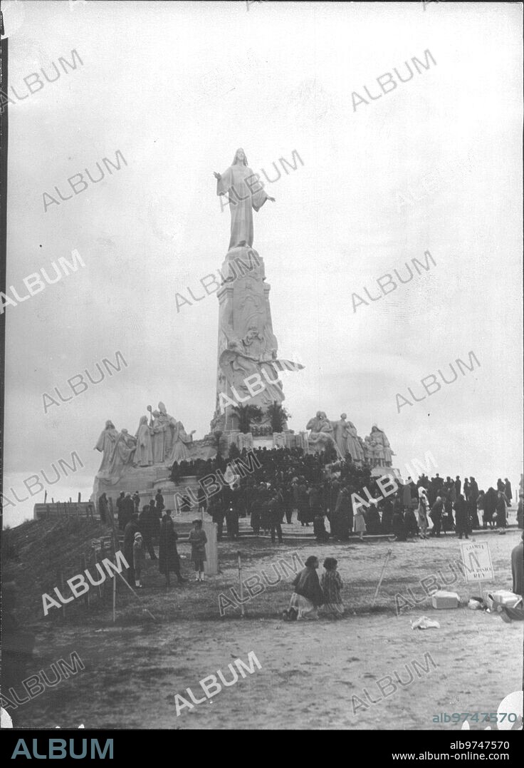 October 29, 1927. Madrid. On the hill of Los Angeles. The beautiful Monument, Surrounded by the Faithful who took part in the pilgrimage organized on the occasion of the feast of Christ the King. (Duke photo).