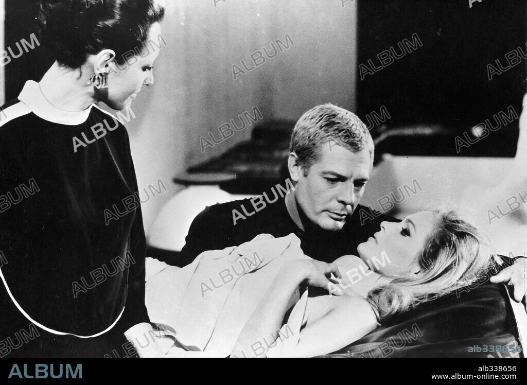 MARCELLO MASTROIANNI and URSULA ANDRESS in THE TENTH VICTIM, 1965 (LA DECIMA VITTIMA), directed by ELIO PETRI. Copyright LES FILMS CONCORDIA.