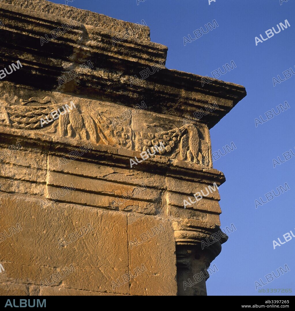 Mausoleo de Fabara o mausoleo de Lucio Emilio Lupo, también conocido como "Caseta de los Moros". Siglo II d. C. Detalle del entablamiento jónico. Fabara. Provincia de Zaragoza. Aragón. España.