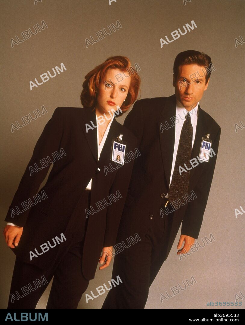 DAVID DUCHOVNY and GILLIAN ANDERSON in THE X FILES, 1993, directed by CHRIS  CARTER, DAVID NUTTER and ROB BOWMAN. Copyright FOX FILMS. - Album alb3695533