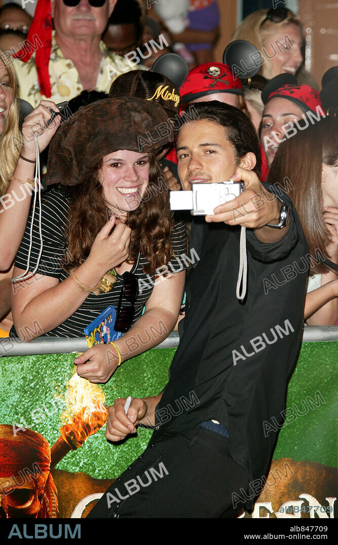 ATMOSPHERE and ORLANDO BLOOM. Jun 24, 2006; Anaheim, CA, USA; Actor ORLANDO BLOOM and fans at the world premiere of 'Pirates of the Caribbean: Dead Man's Chest' at Disneyland. Mandatory Credit: Photo by Rena Durham / KPA / ZUMA Press. (©) Copyright 2006 by Rena Durham. 24/06/2006