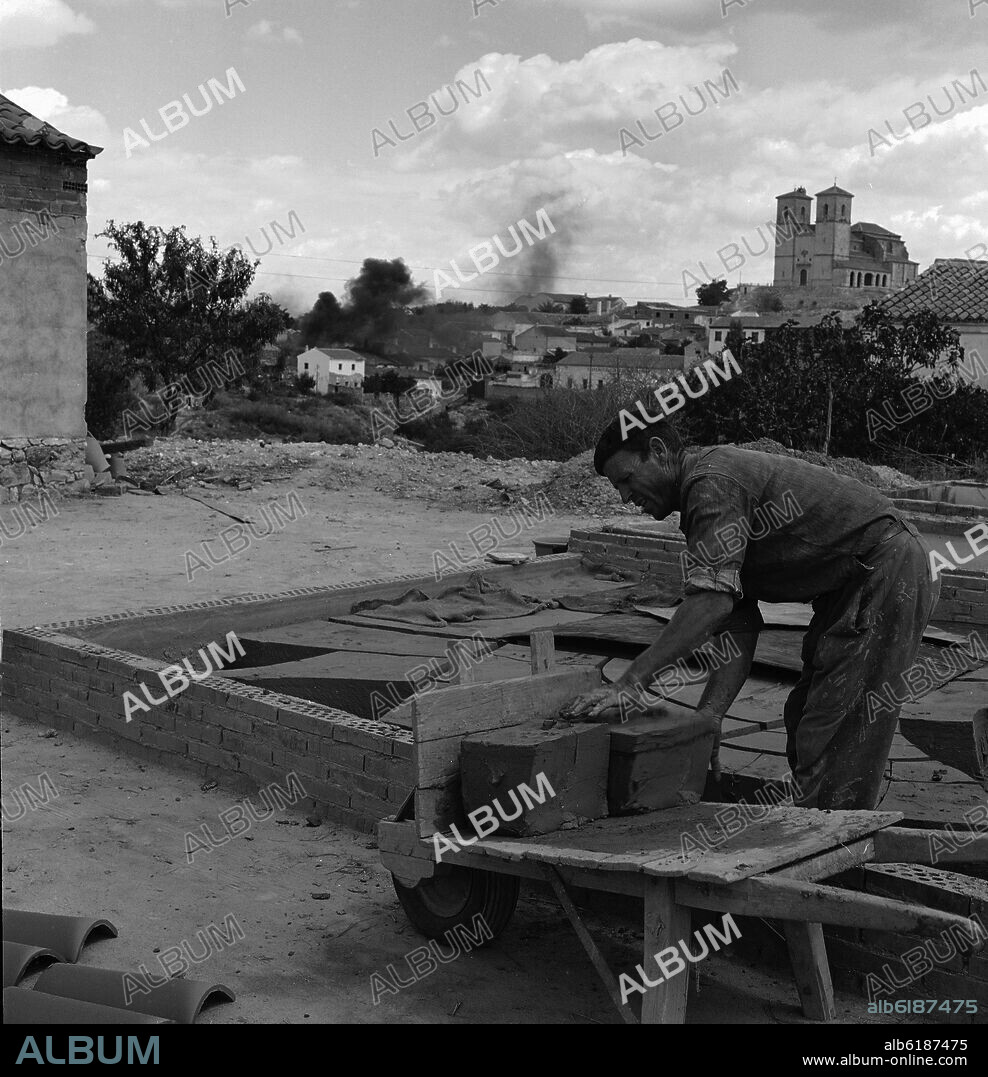 ALFARERO COGIENDO TROZOS DE ARCILLA - FOTOGRAFIA EN BLANCO Y NEGRO - AÑOS  60 - Album alb6187475