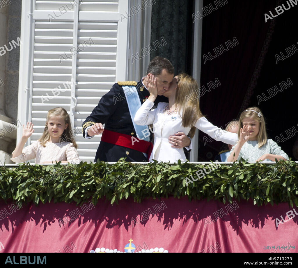 Saludos desde el palco de los Reyes Felipe Vi y la Reina Letizia, los Reyes  Juan... - Album alb9713279