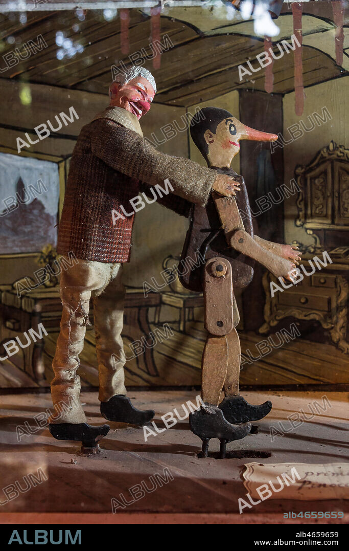 Pinocchio Park, the Mechanical Theatre: Geppetto teaches Pinocchio how to walk.