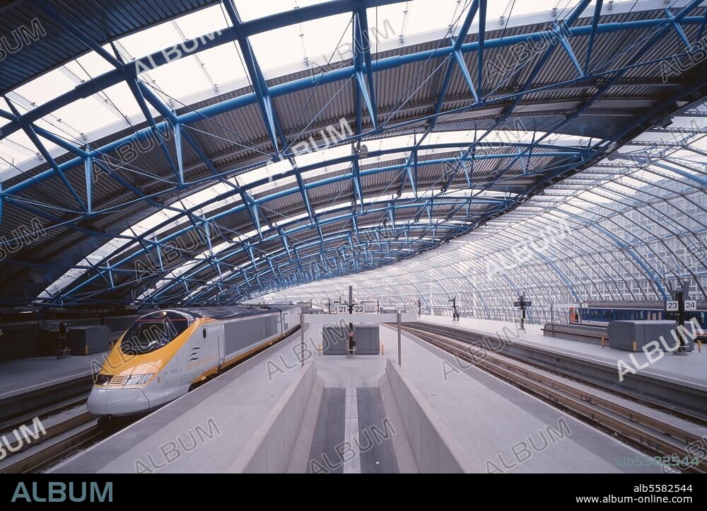 London, England. Waterloo International station, terminus of the Eurostar international rail service from 1994 - 2007. Interior view of the station. Photo: F. Monheim / R. von Goetz, film size: 6 × 9 cm.