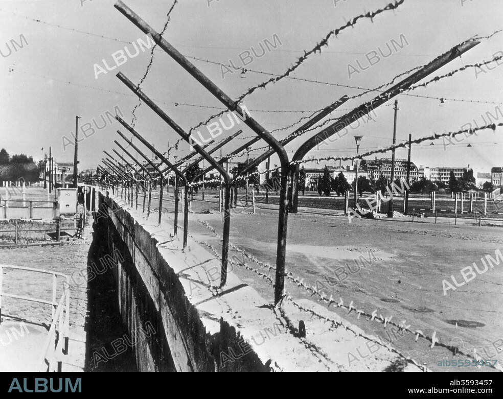 The Berlin Wall. (Building began on 13 August 1961). View of the wall on Potsdamer Platz. On the left in the background the Brandenburg Gate. Photo, October 1961.