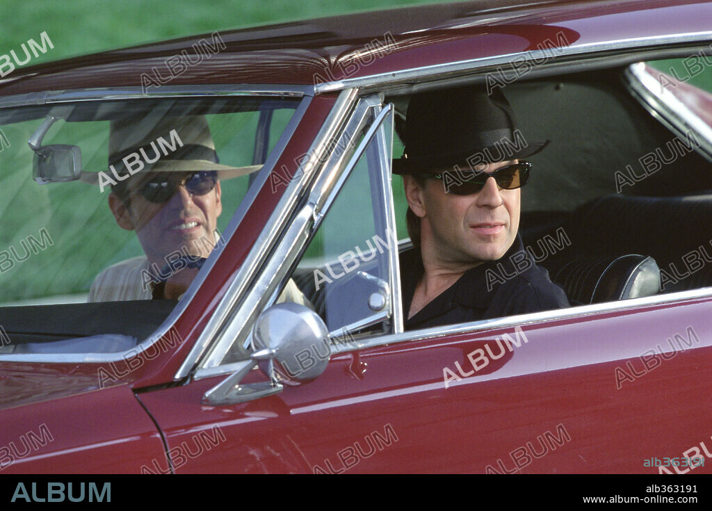 BILLY BOB THORNTON and BRUCE WILLIS in BANDITS, 2001, directed by BARRY LEVINSON. Copyright M.G.M / CARTWRIGHT, R.