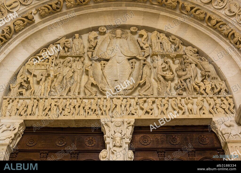 nártex, basílica de Santa María Magdalena de Vézelay, obra maestra de la arquitectura románica del siglo XII, monumento histoico, patrimonio de la humanidad por la Unesco, Vézelay, Borgoña, France.