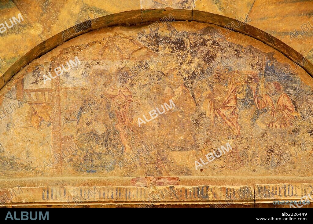 Pintura mural en la portada occidental.Monasterio de Santa Maria(Romanico s.XII).Lladó.Alto Ampurdan.Girona. España.