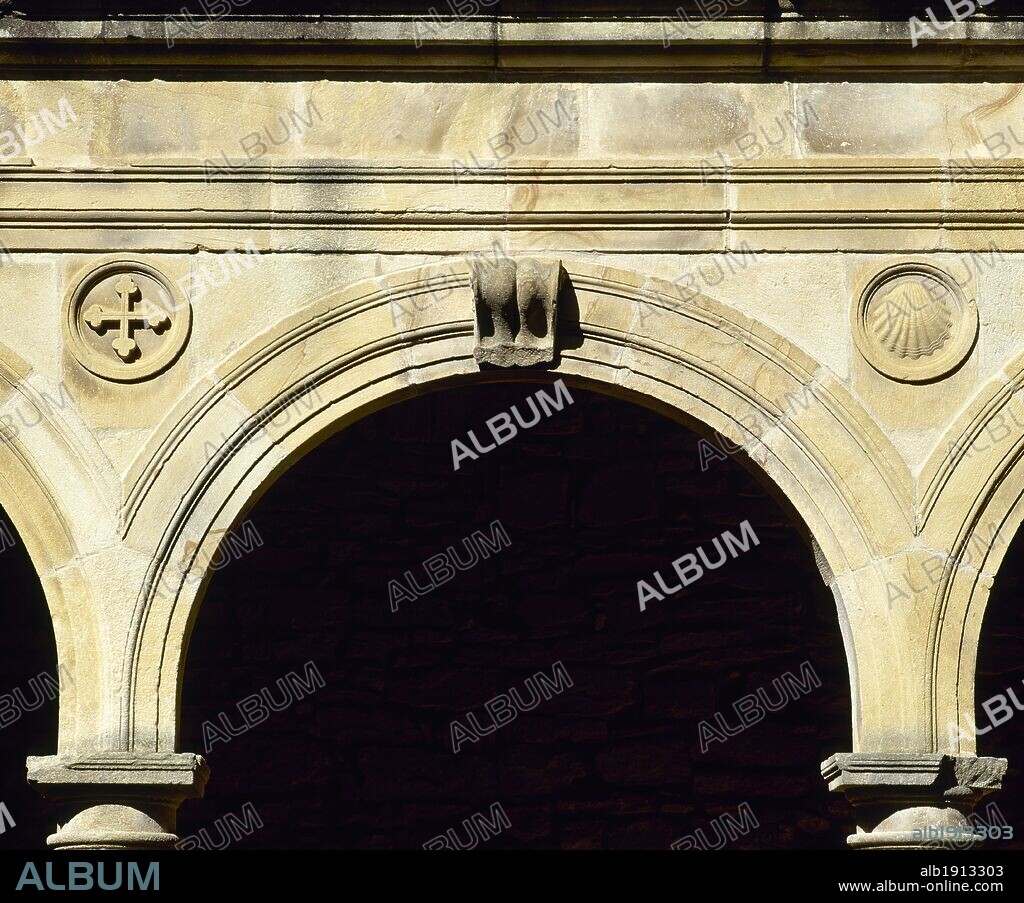 España. Monasterio de Cenarruza o Ziortza. Conjunto gótico fechado en el siglo XV. Colegiata. Detalle del claustro Renacentista de mediados del siglo XVI, con elementos decorativos de la ruta jacobea. Cenarruza-Puebla de Bolivar. Provincia de Vizcaya. País Vasco.