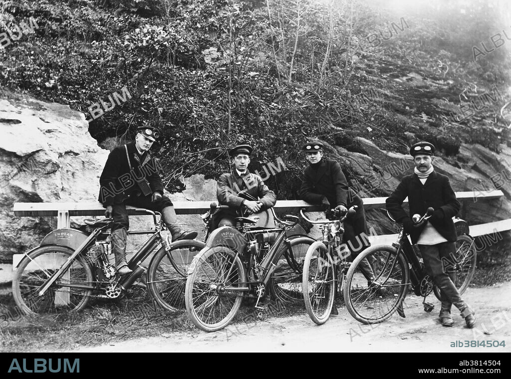 Motorcycling in the Early 1900s Album alb3814504