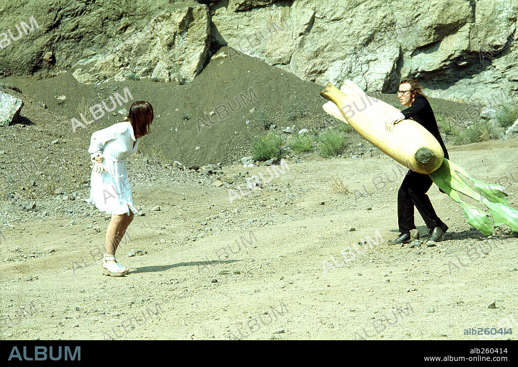 DIANE KEATON y WOODY ALLEN en EL DORMILÓN, 1973 (SLEEPER), dirigida por WOODY ALLEN. Copyright UNITED ARTISTS.