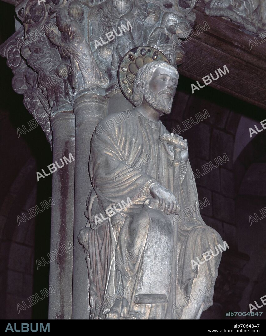 MASTER MATEO. EL APOSTOL SANTIAGO EN EL PARTELUZ DEL PORTICO DE LA GLORIA - SIGLO XII - ROMANICO ESPAÑOL.