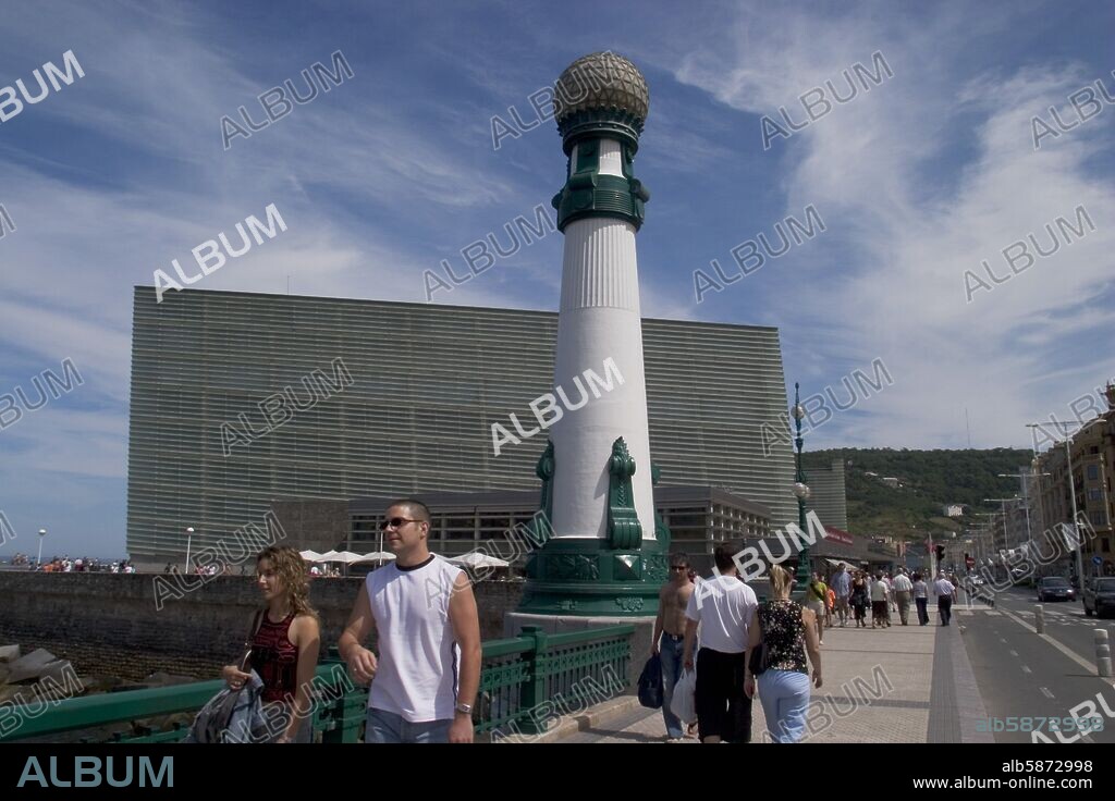 Donostia / San Sebastian; puente de Zurriola sobre el Urumea y edificio del Kursaal (Auditorio y Palacio de Congresos).