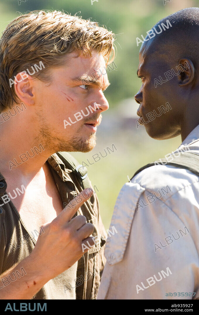 DJIMON HOUNSOU y Leonardo DiCaprio en DIAMANTE DE SANGRE, 2006 (BLOOD DIAMOND), dirigida por EDWARD ZWICK. Copyright WARNER BROS. PICTURES / BUITENDIJK, JAAP.