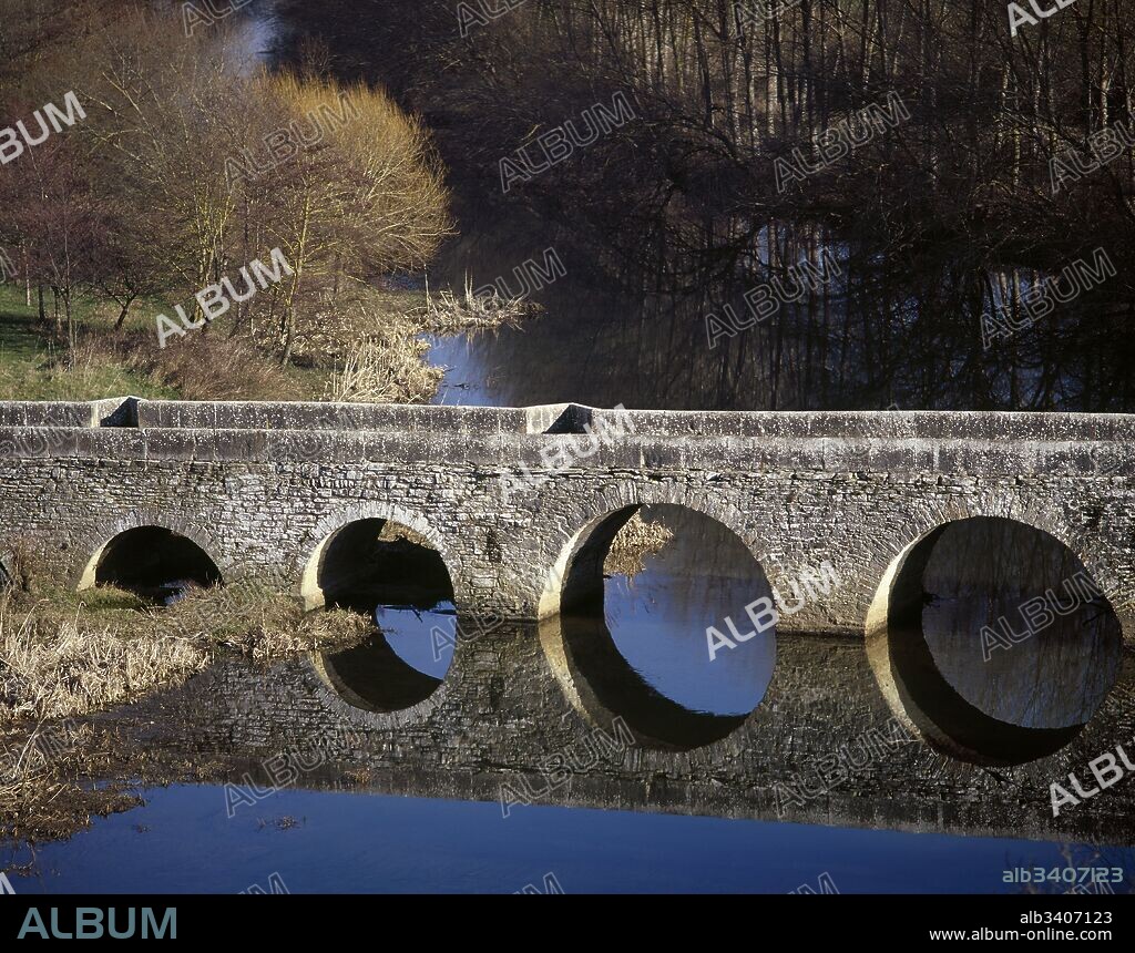 The Trespuentes Bridge over Zadorra River. With thirteen round arches it was constructed with pieces of stone and mortar, except for those stones that bear the arch. Roman origins with subsequents restorations. Detail. Irun_a de Oca, province of Alava, Basque Country, Spain.