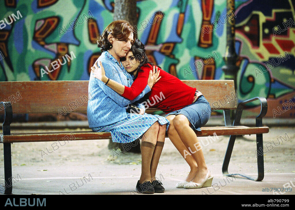 CARMEN MAURA and PENELOPE CRUZ in VOLVER 2006 directed by PEDRO