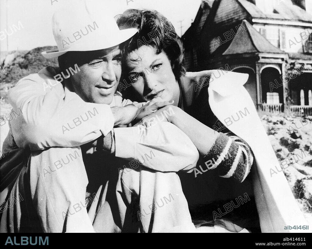 JAMES STEWART and MAUREEN O'HARA in MR HOBBS TAKES A VACATION, 1962, directed by HENRY KOSTER. Copyright 20TH CENTURY FOX.