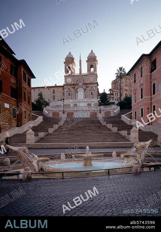 Italy, Rome, Spanish Steps (Scalinata della Trinita dei Monti; built 1723-26; architect: Francesco De Sanctis). Spanish Steps in Rome. In the foreground: Fontana della Barcaccia (Fountain of the Old Boat) by Gianlorenzo Bernini. Photo, undated.