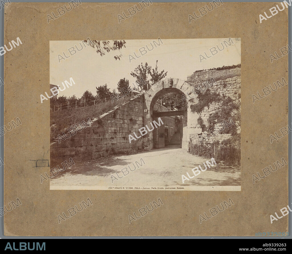 Porta Ercole at Pula, POLA - Istria. Porta Ercole, costruzione Romana. (title on object), Alinari (mentioned on object), Pula, 1875 - 1900, cardboard, albumen print, height 200 mm × width 250 mm.