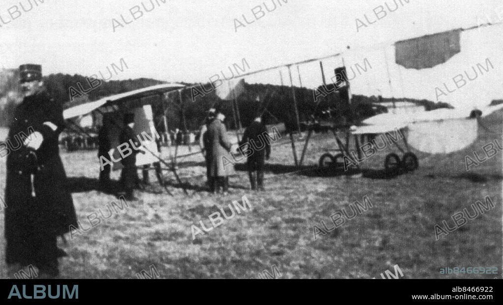 Göteborg 1911-03-23 Belgaren René Cozic kommer till Göteborg med sitt flygplan och uppvisningsflyger på A2:s område i Kviberg - start och kandning skedde på platsen där idag Kvibergs kyrkogård ligger - *** Local Caption *** *. ARON JONASSON.