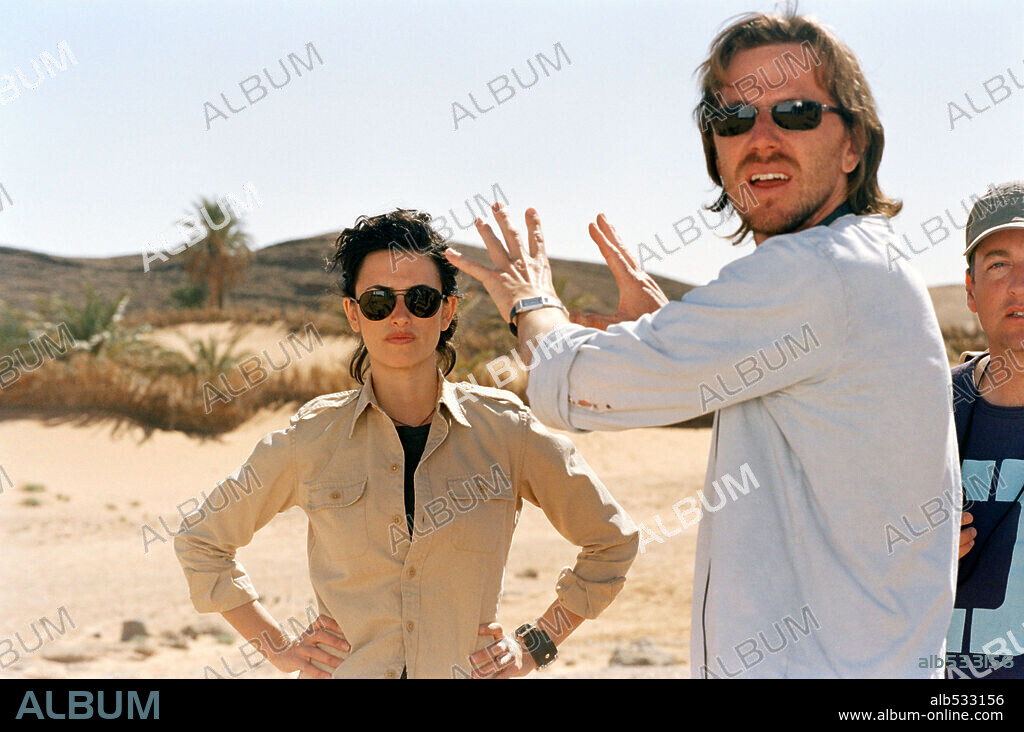 BRECK EISNER and PENELOPE CRUZ in SAHARA, 2005, directed by BRECK EISNER. Copyright PARAMOUNT PICTURES.