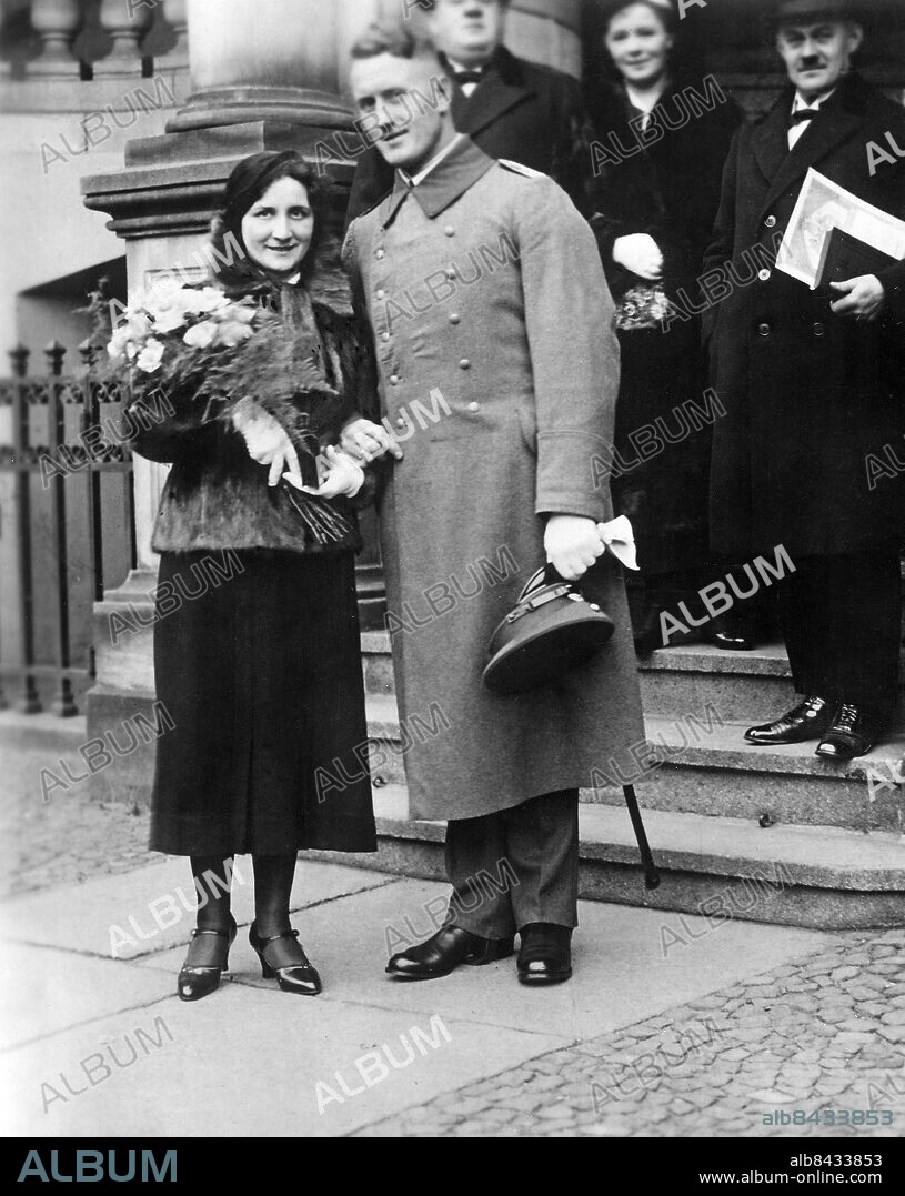 TYSKLAND KÖNIGSBERG 1932. Orig. bildtext... WELTREKORDMANN FELDWEBEL HIRSCHFELD HEIRATET. Feldwebel Hirschfeld, der bekannte Reichswehrsportler, der einstmals den Weltrekord im Kugelstossen hielt und noch heute einer der besten Athleten im Kugelstossen und Diskuswerfen ist, hat sich in Königsberg i/Pr. vermählt. U.B.z. Feldwebel Hirschfeld mit seiner jungen Frau (Johanna Schwalbach) nach der Trauung. Foto: Scherls Bilderdienst / AB Text & Bilder / SVT / Kod: 5600 Mapp: Hirschfeld Emil Tysk kulstötare E Hirschfeld, 1903-1968, tysk friidrottare Buketter persons: EMIL HIRSCHFELD;JOHANNA SCHWALBACH sites: KÖNIGSBERG;TYSKLAND PhotoDate:1932-??-??.