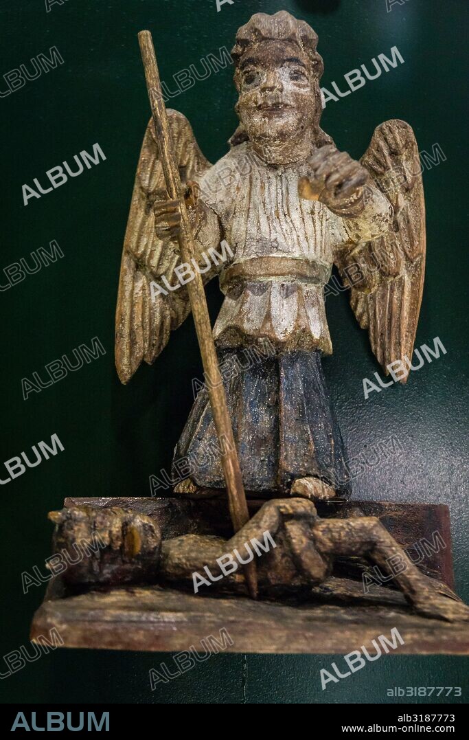 escultura de madera, San Miguel arcangel venciendo al demonio, siglo XX, museo de los iconos, castillo Real, Sanok, voivodato de subcarpacia,,Polonia,  eastern europe.