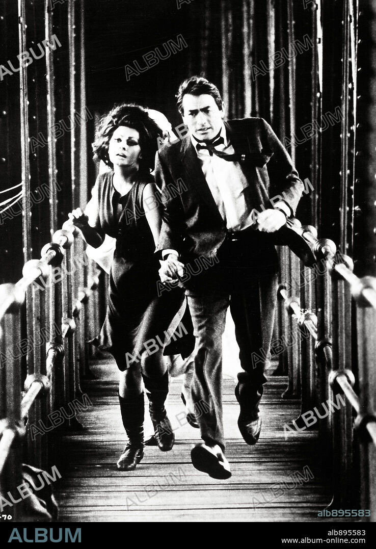 GREGORY PECK and SOPHIA LOREN in ARABESQUE, 1966, directed by STANLEY DONEN. Copyright RANK/UNIVERSAL.