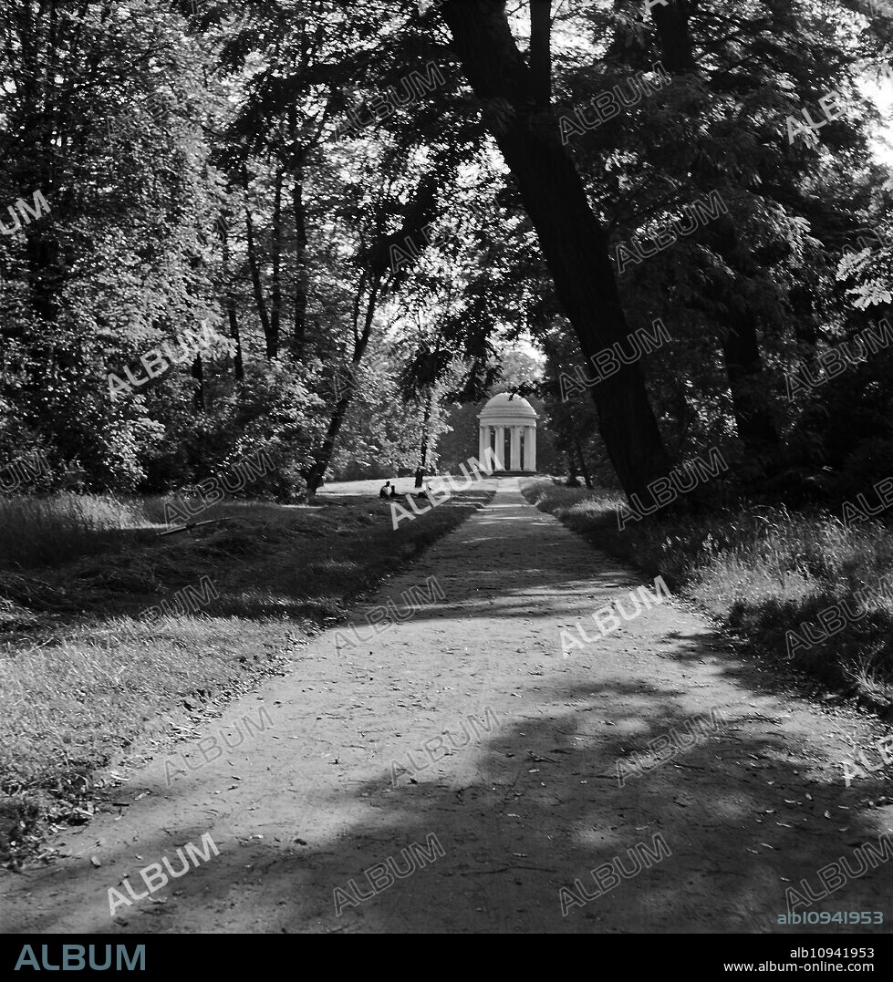 Pavillon at the park of the castle in Dessau, Germany 1930s.