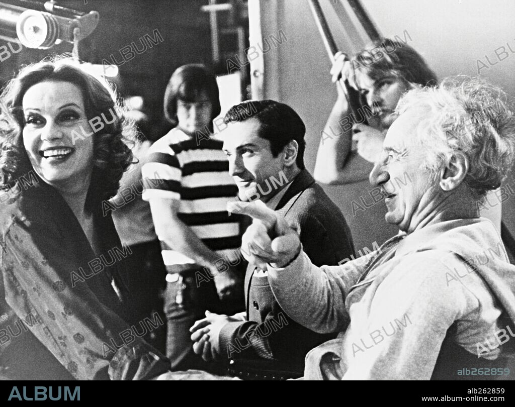 ELIA KAZAN, JEANNE MOREAU et ROBERT DE NIRO dans THE LAST TYCOON, 1976, réalisé par ELIA KAZAN. Copyright PARAMOUNT PICTURES.