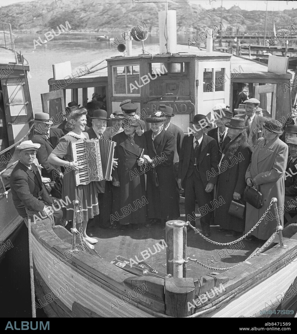 Gamla från Västra Frölunda på utfärd. juli 1944.. Är det inte månne Lola Svensson ( Dragspels-Lola ) som trakterar dragspelet. *** Local Caption *** GP. KAMERAREPORTAGE.