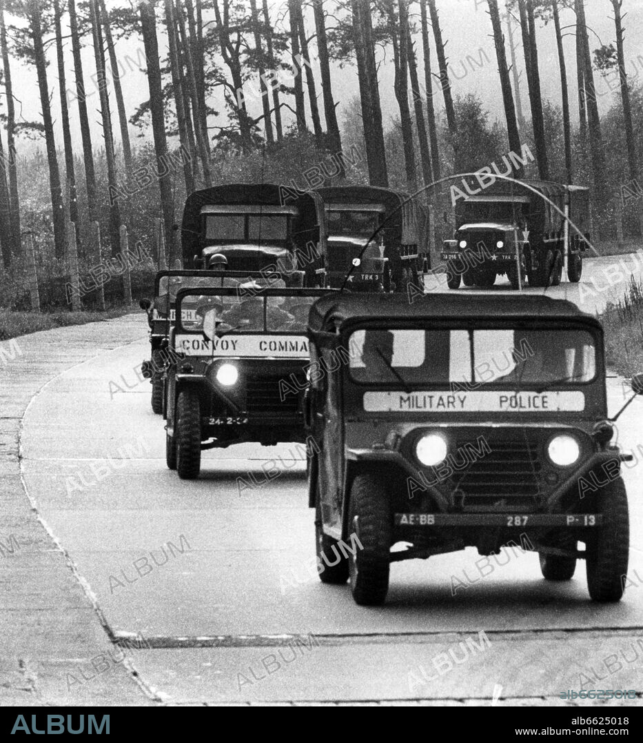 Vehicles of the 34th US infantry regiment driving on the interzonal autobahn through the Soviet zone on their way to Berlin on 7th October 1963. The American soldiers, coming from the FGR, had to drive through the Soviet zone to relieve and reinforce the US troops already stationed in Berlin. The journey proceeded without any problems. 07/10/1963