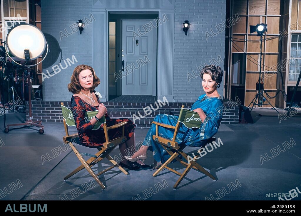 JESSICA LANGE and SUSAN SARANDON in FEUD, 2024, directed by RYAN MURPHY. Copyright FOX 21 STUDIOS/PLAN B ENT/RYAN MURPHY PROD.