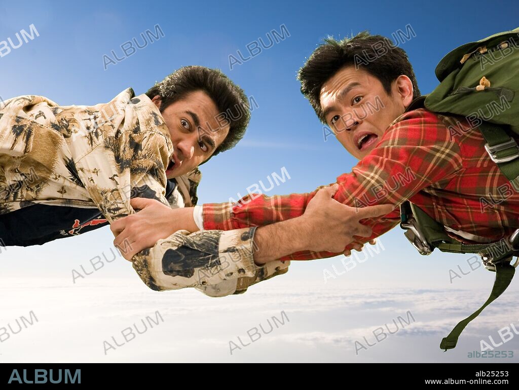 JOHN CHO and KAL PENN in HAROLD & KUMAR ESCAPE FROM GUANTANAMO BAY, 2008,  directed by HAYDEN SCHLOSSBERG and JON HURWITZ. Copyright KINGSGATE  FILMS/MANDATE PICTURES/NEW LINE - Album alb25253